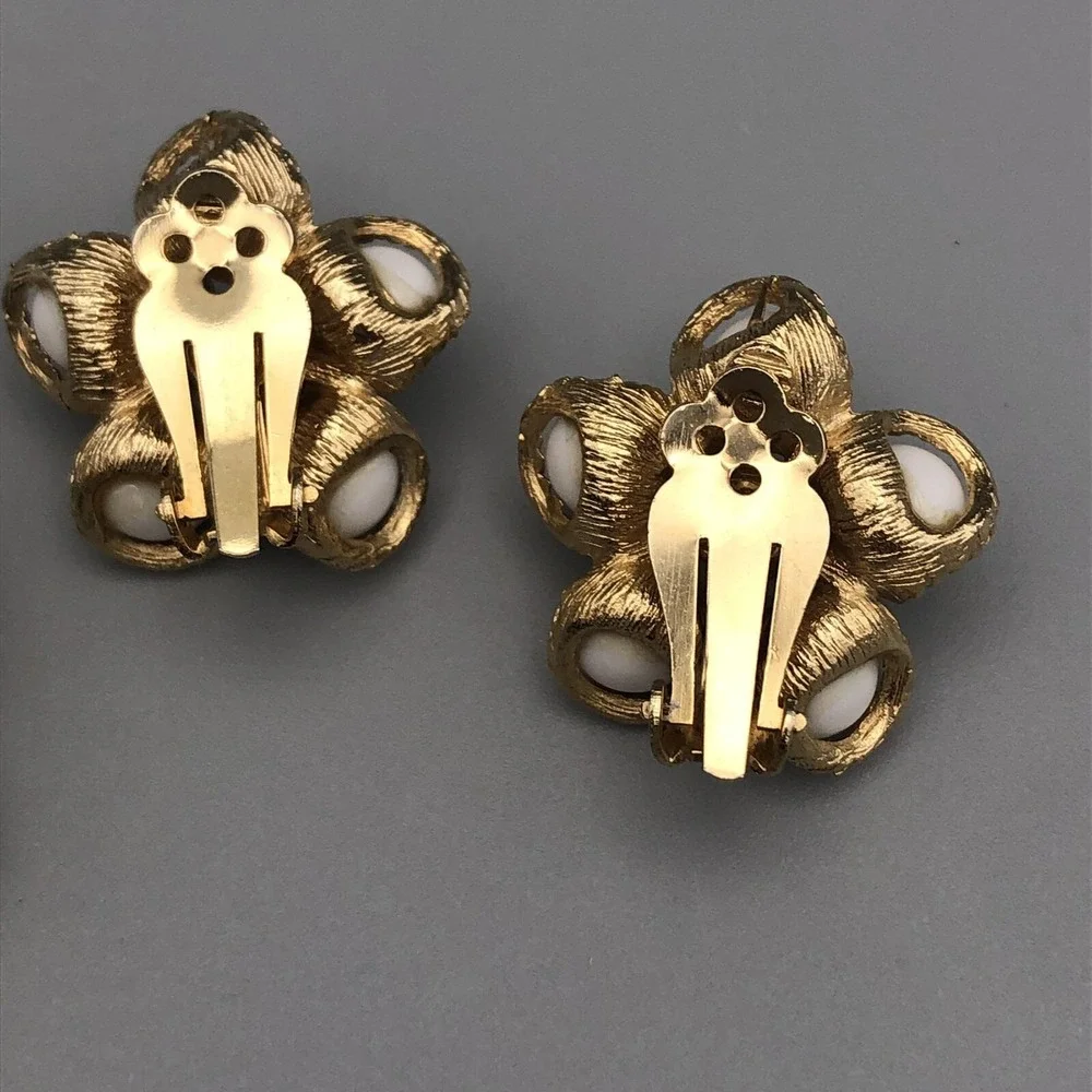 Vintage Crown Trifari Saturn White Milk Glass Gold Tone Brooch Pin Clip Earrings